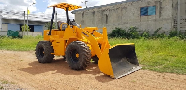 รถตัก KOMATSU WA70-1 ตักได้1คิว  ระบบเลี้ยวเอว เอวอ่อน 4สูบ เครื่องยนต์KOMATSU 4D95  ระบบเครื่องยต์และทอลค์ สมบูรณ์แบบ เก่านอกไม่เคยใช้งานในไทย ราคา550,000 บาท สนใจติดต่อ  #KPGแทรคเตอร์  081-8416818 , 083-4355829 รับรองคุณภาพ ติดต่อสอบถามได