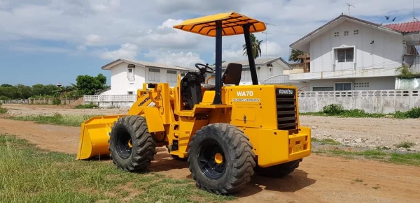 รถตัก KOMATSU WA70-1 ตักได้1คิว  ระบบเลี้ยวเอว เอวอ่อน 4สูบ เครื่องยนต์KOMATSU 4D95  ระบบเครื่องยต์และทอลค์ สมบูรณ์แบบ เก่านอกไม่เคยใช้งานในไทย ราคา550,000 บาท สนใจติดต่อ  #KPGแทรคเตอร์  081-8416818 , 083-4355829 รับรองคุณภาพ ติดต่อสอบถามได