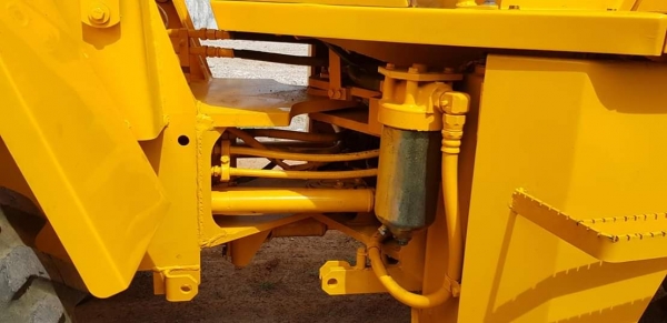 รถตัก KOMATSU WA70-1 ตักได้1คิว  ระบบเลี้ยวเอว เอวอ่อน 4สูบ เครื่องยนต์KOMATSU 4D95  ระบบเครื่องยต์และทอลค์ สมบูรณ์แบบ เก่านอกไม่เคยใช้งานในไทย ราคา550,000 บาท สนใจติดต่อ  #KPGแทรคเตอร์  081-8416818 , 083-4355829 รับรองคุณภาพ ติดต่อสอบถามได