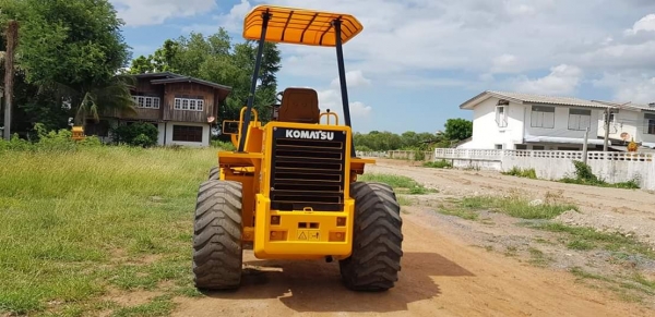 รถตัก KOMATSU WA70-1 ตักได้1คิว  ระบบเลี้ยวเอว เอวอ่อน 4สูบ เครื่องยนต์KOMATSU 4D95  ระบบเครื่องยต์และทอลค์ สมบูรณ์แบบ เก่านอกไม่เคยใช้งานในไทย ราคา550,000 บาท สนใจติดต่อ  #KPGแทรคเตอร์  081-8416818 , 083-4355829 รับรองคุณภาพ ติดต่อสอบถามได