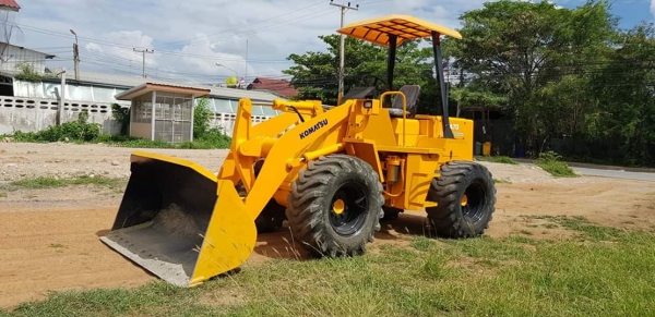 รถตัก KOMATSU WA70-1 ตักได้1คิว  ระบบเลี้ยวเอว เอวอ่อน 4สูบ เครื่องยนต์KOMATSU 4D95  ระบบเครื่องยต์และทอลค์ สมบูรณ์แบบ เก่านอกไม่เคยใช้งานในไทย ราคา550,000 บาท สนใจติดต่อ  #KPGแทรคเตอร์  081-8416818 , 083-4355829 รับรองคุณภาพ ติดต่อสอบถามได