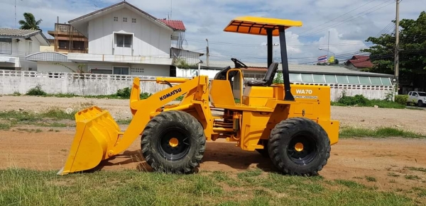 รถตัก KOMATSU WA70-1 ตักได้1คิว  ระบบเลี้ยวเอว เอวอ่อน 4สูบ เครื่องยนต์KOMATSU 4D95  ระบบเครื่องยต์และทอลค์ สมบูรณ์แบบ เก่านอกไม่เคยใช้งานในไทย ราคา550,000 บาท สนใจติดต่อ  #KPGแทรคเตอร์  081-8416818 , 083-4355829 รับรองคุณภาพ ติดต่อสอบถามได