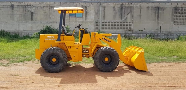 รถตัก KOMATSU WA70-1 ตักได้1คิว  ระบบเลี้ยวเอว เอวอ่อน 4สูบ เครื่องยนต์KOMATSU 4D95  ระบบเครื่องยต์และทอลค์ สมบูรณ์แบบ เก่านอกไม่เคยใช้งานในไทย ราคา550,000 บาท สนใจติดต่อ  #KPGแทรคเตอร์  081-8416818 , 083-4355829 รับรองคุณภาพ ติดต่อสอบถามได