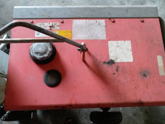 สปอร์ตไลท์ต ยี่ห้อ SHINDAIWA เครื่องยนต์ 5.5 แรง ดีเซล ปั่นไฟได้ 110 V ราคา 25,000 บาท