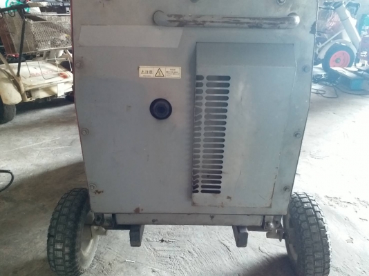 สปอร์ตไลท์ต ยี่ห้อ SHINDAIWA เครื่องยนต์ 5.5 แรง ดีเซล ปั่นไฟได้ 110 V ราคา 25,000 บาท