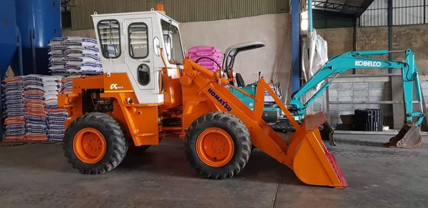 KOMATSU 507 ขนาดบุ้งกี่0.7คิวขนาดเทียบเท่า WA70เครื่องยนต์komatsu 4d94 ฝาสูบหนา เก่าญี่ปุ่นใช้งาน 3000HR บูชสลักเดิม แน่นทุกจุด ซ่อมง่ายมีอะไหล่ทุกชิ้น รับรองคุณภาพ  สำหรับร้านวัสดุก่อสร้างตักขนาด1คิว และงานตักวัสดุทั่วไปขนาดคล่องแคล่วคล่องตัวสูง ราค