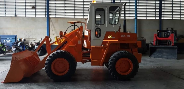 KOMATSU 507 ขนาดบุ้งกี่0.7คิวขนาดเทียบเท่า WA70เครื่องยนต์komatsu 4d94 ฝาสูบหนา เก่าญี่ปุ่นใช้งาน 3000HR บูชสลักเดิม แน่นทุกจุด ซ่อมง่ายมีอะไหล่ทุกชิ้น รับรองคุณภาพ  สำหรับร้านวัสดุก่อสร้างตักขนาด1คิว และงานตักวัสดุทั่วไปขนาดคล่องแคล่วคล่องตัวสูง ราค