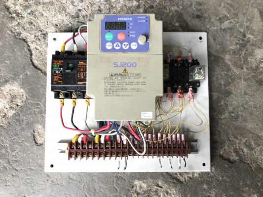 ขาย Inverter ปรับรอบมอเตอร์ Hitachi 5HP. 380V made in Japan สภาพสวย ตัดตู้ มาพร้อมเบรคเกอร์ 15Amp. พร้อมใช้งาน