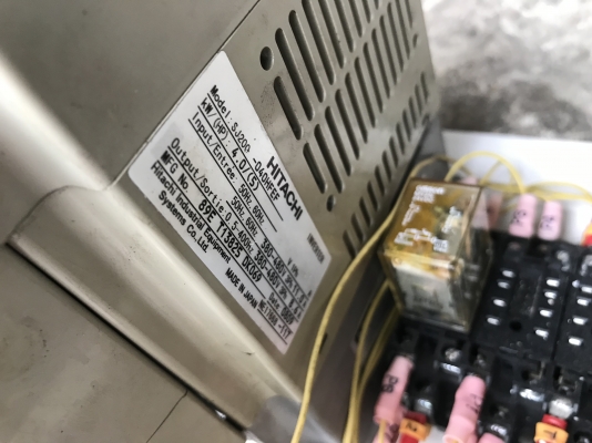 ขาย Inverter ปรับรอบมอเตอร์ Hitachi 5HP. 380V made in Japan สภาพสวย ตัดตู้ มาพร้อมเบรคเกอร์ 15Amp. พร้อมใช้งาน