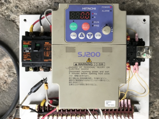 ขาย Inverter ปรับรอบมอเตอร์ Hitachi 5HP. 380V made in Japan สภาพสวย ตัดตู้ มาพร้อมเบรคเกอร์ 15Amp. พร้อมใช้งาน