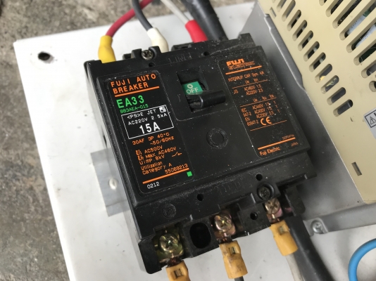 ขาย Inverter ปรับรอบมอเตอร์ Hitachi 5HP. 380V made in Japan สภาพสวย ตัดตู้ มาพร้อมเบรคเกอร์ 15Amp. พร้อมใช้งาน