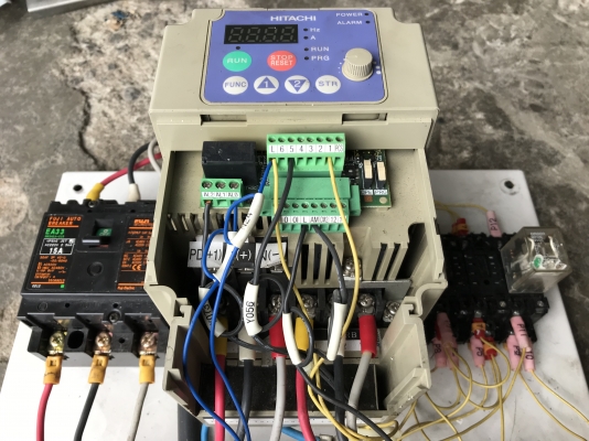 ขาย Inverter ปรับรอบมอเตอร์ Hitachi 5HP. 380V made in Japan สภาพสวย ตัดตู้ มาพร้อมเบรคเกอร์ 15Amp. พร้อมใช้งาน