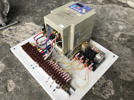 ขาย Inverter ปรับรอบมอเตอร์ Hitachi 5HP. 380V made in Japan สภาพสวย ตัดตู้ มาพร้อมเบรคเกอร์ 15Amp. พร้อมใช้งาน