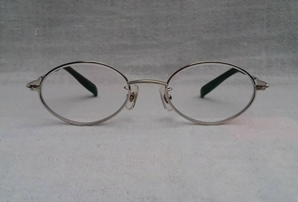 แว่นสายตายาวเบต้า - ไททาเนียม  แบรนด์หรูฝรั่งเศสทศวรรษที่ 2010's  โมเดลคลาสสิคยุคซิวิลวอร์ 'วงรีเล็ก'  เลนส์มัลติโค้ท  ใสปิ๊ง !  ค่าสายตา +200  Authentic CHARLES JOURDAN handmade in Japan