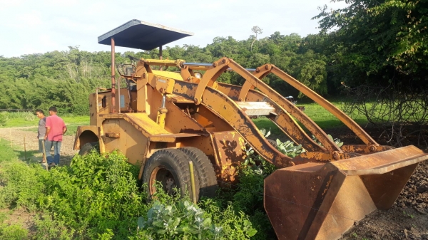 ขายรถตักล้อยาง ใช้งานได้ปกติ 145,000 บาท ค่าคอมนอก 5000 บาท 0861678258 วัตร์