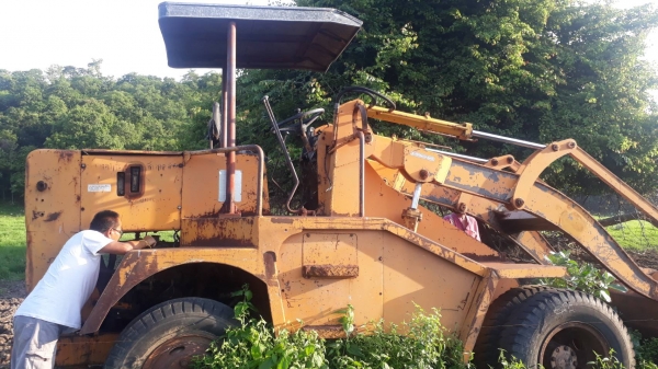 ขายรถตักล้อยาง ใช้งานได้ปกติ 145,000 บาท ค่าคอมนอก 5000 บาท 0861678258 วัตร์