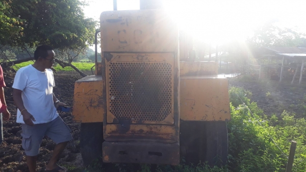 ขายรถตักล้อยาง ใช้งานได้ปกติ 145,000 บาท ค่าคอมนอก 5000 บาท 0861678258 วัตร์