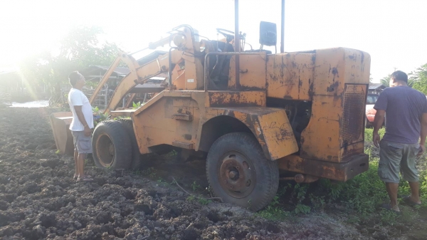 ขายรถตักล้อยาง ใช้งานได้ปกติ 145,000 บาท ค่าคอมนอก 5000 บาท 0861678258 วัตร์