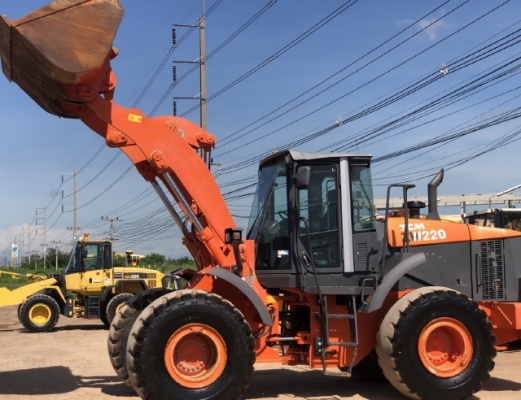 ขายรถตักล้อยาง HITACHI ZW220 นำเข้าเองจากญี่ปุ่น สภาพสวยพร้อมใช้ มีVDOการทำงานครับ