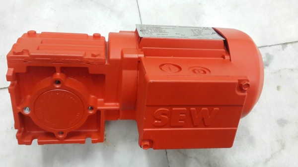 " มีเพียง 2 ตัวเท่านั้นของใหม่แต่ขายราคามือสอง "มอเตอร์เกียร์ Spiroplan gearmotor  "SEW-EURODRIVE" W10 DT56M4  made in France ของใหม่