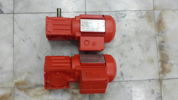 " มีเพียง 2 ตัวเท่านั้นของใหม่แต่ขายราคามือสอง "มอเตอร์เกียร์ Spiroplan gearmotor  "SEW-EURODRIVE" W10 DT56M4  made in France ของใหม่