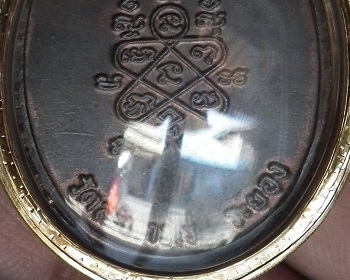 เหรียญห่วงเชื่อม หลวงปู่ทิม วัดระหารไร่ บร๊อคทองคำสวยครับ ดูด้วยตาเปล่าก็รู้ว่าแท้ พร้อมเลี่ยมทองยกซุ้ม มองแล้วชอบสบายใจ ขึ้นคอไม่อายใคร สภาพนี้ผิวแบบนี้หายากครับ ถ้าเอาแบบแดงทั้งเหรียญเดี๋ยวนี้ว่ากันเป็นแสนขึ้นครับ เหรียญนี้ราคาเบาลงมาหน่อย เก็บทั้งทีเอา