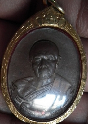 เหรียญห่วงเชื่อม หลวงปู่ทิม วัดระหารไร่ บร๊อคทองคำสวยครับ พร้อมเลี่ยมทองยกซุ้ม