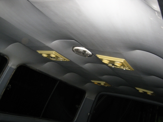 ขายรถตู้หัวจรวดหลังคาต่ำ สีขาว ปี 96