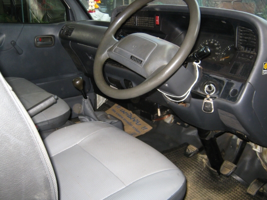 ขายรถตู้หัวจรวดหลังคาต่ำ สีขาว ปี 96