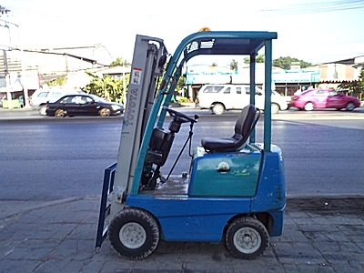 ขายรถยกโตโยต้า 900 กิโล  รุ่นใหม่ เครื่องเบนซิน  กระบอกคู่ เสาสูง 3 เมตร  ยางตันใหม่ 4 ล้อ  พวงมาลัยเพาเว่อร์  สีเดิมจากนอก นำเข้าจากญี่ปุ่น ใช้งานได้ทันที