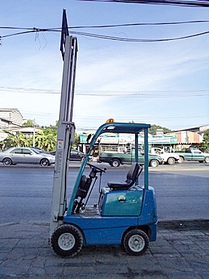 ขายรถยกโตโยต้า 900 กิโล  รุ่นใหม่ เครื่องเบนซิน  กระบอกคู่ เสาสูง 3 เมตร  ยางตันใหม่ 4 ล้อ  พวงมาลัยเพาเว่อร์  สีเดิมจากนอก นำเข้าจากญี่ปุ่น ใช้งานได้ทันที