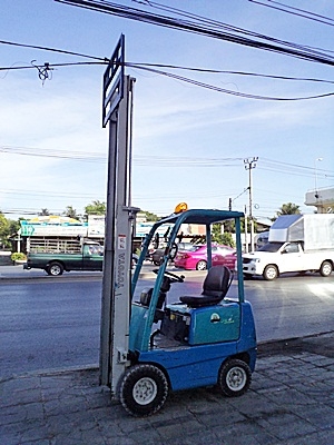 ขายรถยกโตโยต้า 900 กิโล  รุ่นใหม่ เครื่องเบนซิน  กระบอกคู่ เสาสูง 3 เมตร  ยางตันใหม่ 4 ล้อ  พวงมาลัยเพาเว่อร์  สีเดิมจากนอก นำเข้าจากญี่ปุ่น ใช้งานได้ทันที