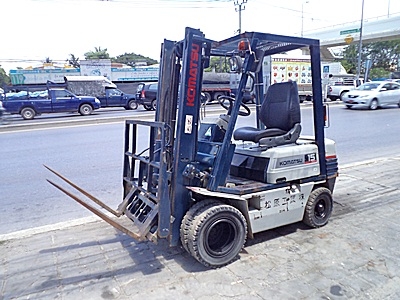 ขายรถยกโคมัสสึ 1.5 ตัน รุ่น15 เครื่องเบนซิน งาเทด้ำ  กระบอกคู่  เสาสูง 3 เมตร  ล้อหน้าคุ่ ยางตัน  พวงมาลัยเพาเว่อร์  สีเดิมจากนอก นำเข้าจากญี่ปุ่น ใช้งานได้ทันที