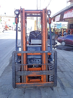 ขายรถยกโตโยต้า 1.5 ตัน   รุ่น5 เครื่องเบนซิน  เสาสูง 3 เมตร  ยางตันใหม่ 4 ล้อ  สีเดิมจากนอก  พวงมาลัยเพาเว่อร์ นำเข้าจากญี่ปุ่น ใช้งานได้ทันที