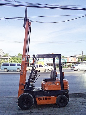 ขายรถยกโตโยต้า 1.5 ตัน   รุ่น5 เครื่องเบนซิน  เสาสูง 3 เมตร  ยางตันใหม่ 4 ล้อ  สีเดิมจากนอก  พวงมาลัยเพาเว่อร์ นำเข้าจากญี่ปุ่น ใช้งานได้ทันที