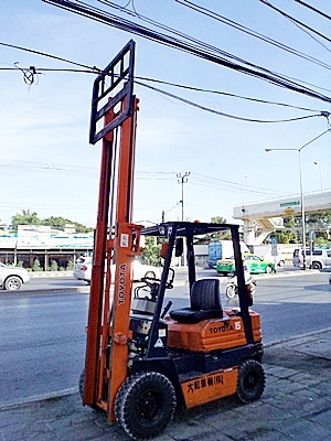 ขายรถยกโตโยต้า 1.5 ตัน   รุ่น5 เครื่องเบนซิน  เสาสูง 3 เมตร  ยางตันใหม่ 4 ล้อ  สีเดิมจากนอก  พวงมาลัยเพาเว่อร์ นำเข้าจากญี่ปุ่น ใช้งานได้ทันที