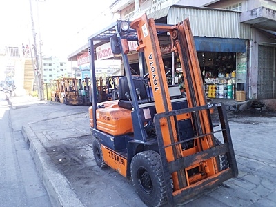 ขายรถยกโตโยต้า 1.5 ตัน   รุ่น5 เครื่องเบนซิน  เสาสูง 3 เมตร  ยางตันใหม่ 4 ล้อ  สีเดิมจากนอก  พวงมาลัยเพาเว่อร์ นำเข้าจากญี่ปุ่น ใช้งานได้ทันที