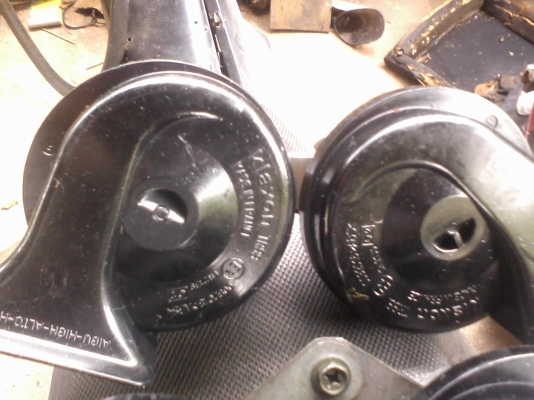 ตรรถยุโรปสวยๆครับเสียงเพราะครับเป็นแตรคู่ครับ  ผลิตในประเทศสเปน  และฝรั่งเศสครับสวยๆครับเสียงดี  เป็นของรถ เบน /ซีตอง  วอลโว่ลครับราคานี้คุ้มครับ