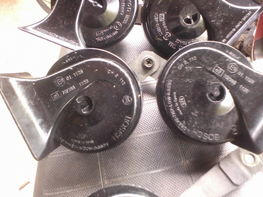 ตรรถยุโรปสวยๆครับเสียงเพราะครับเป็นแตรคู่ครับ  ผลิตในประเทศสเปน  และฝรั่งเศสครับสวยๆครับเสียงดี  เป็นของรถ เบน /ซีตอง  วอลโว่ลครับราคานี้คุ้มครับ