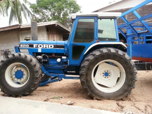 ขายด่วยรถไถ ฟอร์ด 8210 สภาพสวย พร้อม ผาน หน้าหลัง เเละ พ่วงล่ากอ้อย
