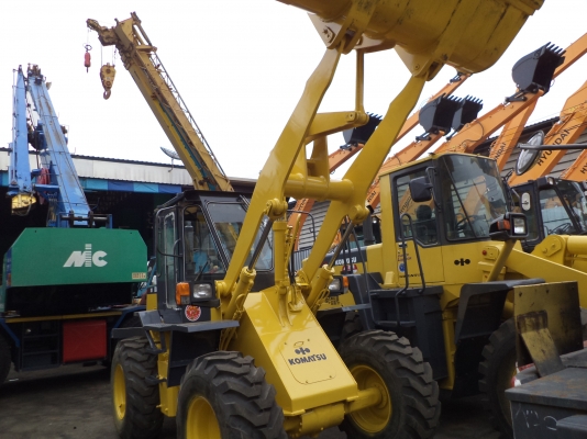 WA100-1-31196รถตักล้อยางตอนนี้รถจอดที่(CSนวนคร)ครับ