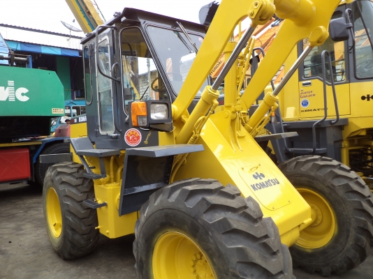 WA100-1-31196รถตักล้อยางตอนนี้รถจอดที่(CSนวนคร)ครับ