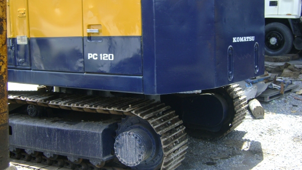 ต้องการขายแบคโฮ pc120-2 ราคา450000 บ. ต้องการขายแบคโฮ pc120-2 ราคา450000 บ.