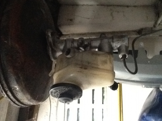 ปั้มเบรค บน ติดกับหม้อลมเบรค