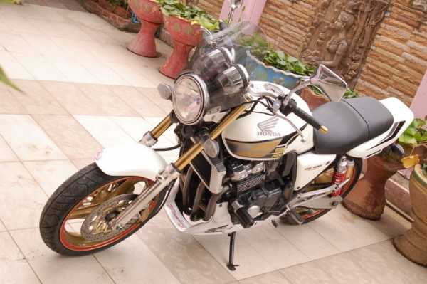 CB400 ขาวมุก ทะเบียนแท้โอนขนส่ง ท่อสูตรไทเทเนียมฟู WR'S ของแต่งเพียบสภาพสวยๆช้าอดนะครับ