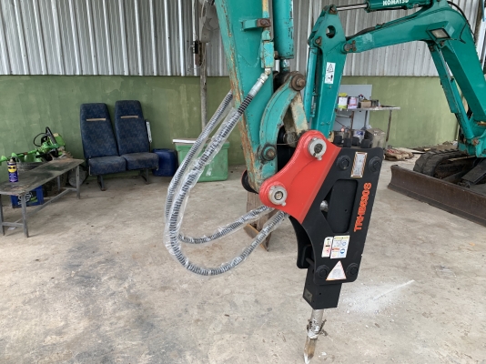 Komatsu pc30mr-1(บูมพิเศษด้วย)ติดหัวเจาะปูน+บุ๊งกี้ ฟรี ยังไม่เคยใช้ในไทย ชั่วโมง 3,000 สนใจโทร 086-1602189