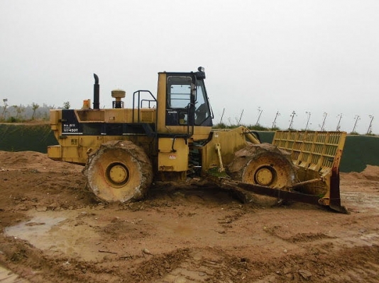 รถดันล้อเหล็ก KOMATSU รุ่น WF450T-1