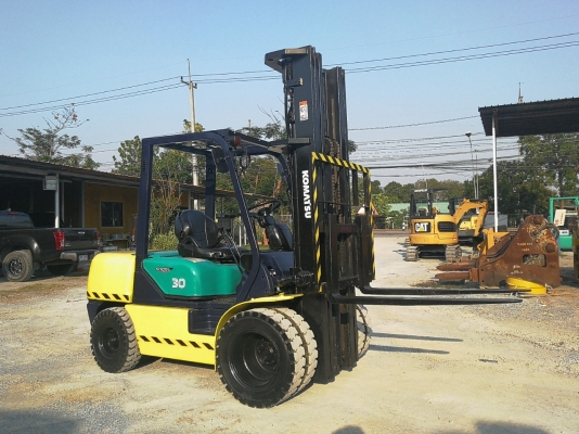 ขายรถนำเข้าจากญี่ปุ่น คันนี้สวยมาก KOMATSU 3ตัน เสาสูง 6เมตร โทร.090-986-2521 อ๊อบ