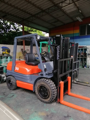 Toyota Fd 30 ขนาด3ตัน เสาสูง3เมตร งายาว 1350 ม เกียร์ออร์โต้ เครื่องยนต์ดีเซล 2Z ยางตันใหม่4เส้น ราคาต่อรองได้0640189292