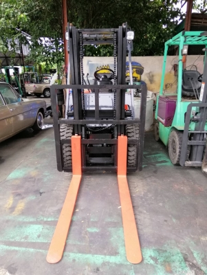 Toyota Fd 30 ขนาด3ตัน เสาสูง3เมตร งายาว 1350 ม เกียร์ออร์โต้ เครื่องยนต์ดีเซล 2Z ยางตันใหม่4เส้น ราคาต่อรองได้0640189292